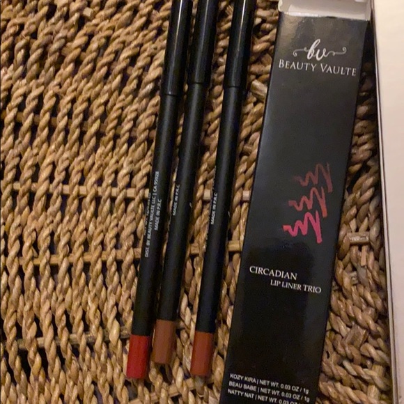 Makeup Bundle! Iconic London, Ofra, thrive - Picture 2 of 10